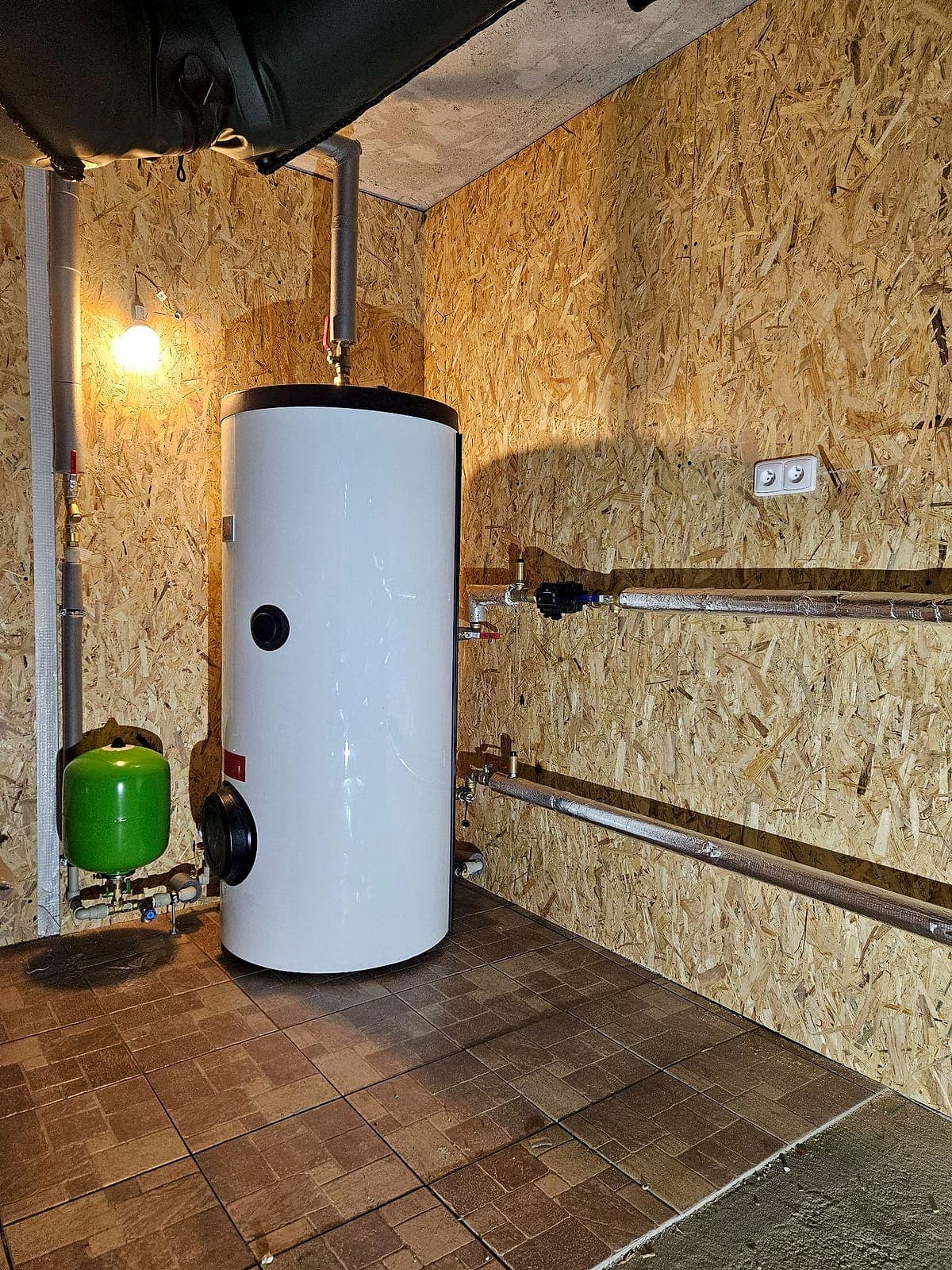 Zásobník teplé vody Dražice ve vedlejší místnosti