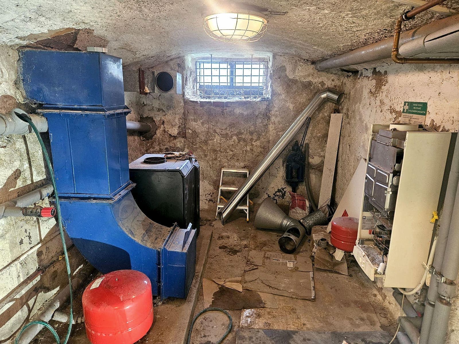 Starý plynový kotel před demontáží